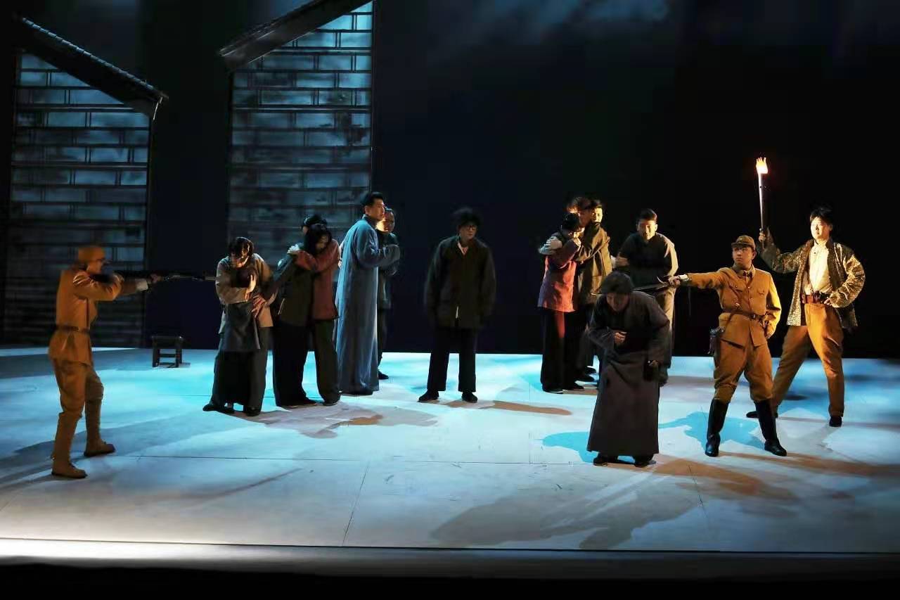 “看演出、學黨史” ——南京市話劇團創(chuàng)排紅色史詩劇《大李巷》震撼上演!